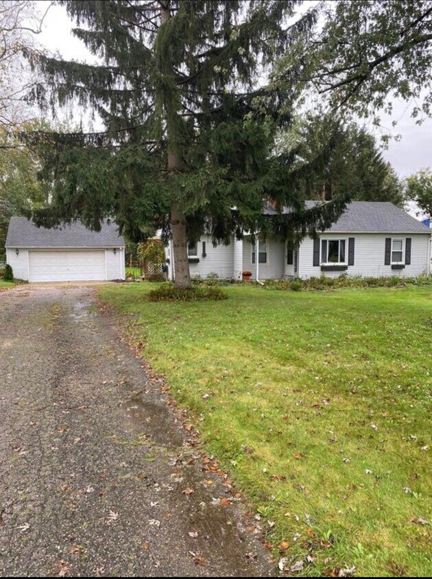 1428 N Pontiac Trl, Walled Lake, MI 48390 House for Rent in Walled