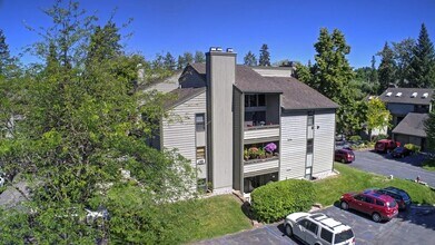 Building Photo - 270 Bridge St