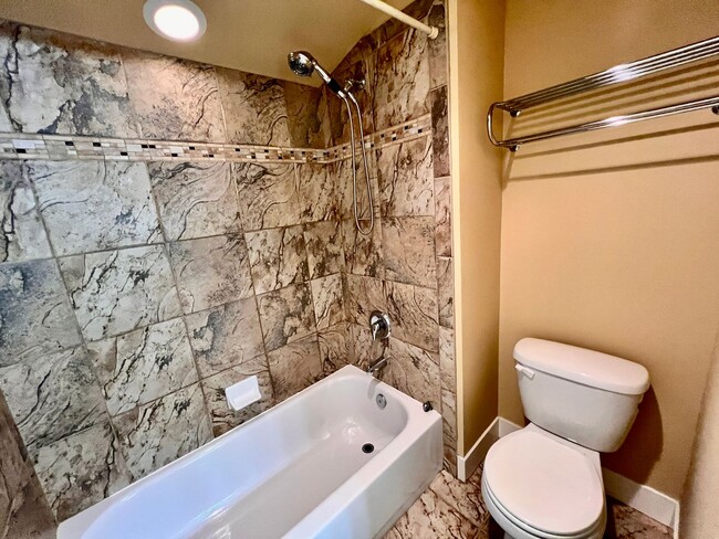 Foto del edificio - Spacious Greenwood townhouse - Available now!