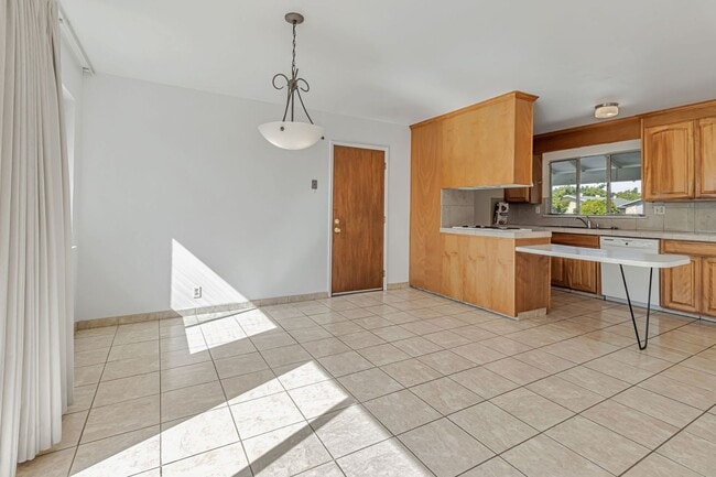 Building Photo - Charming 3-Bedroom 2-Bathroom Home in Sant...