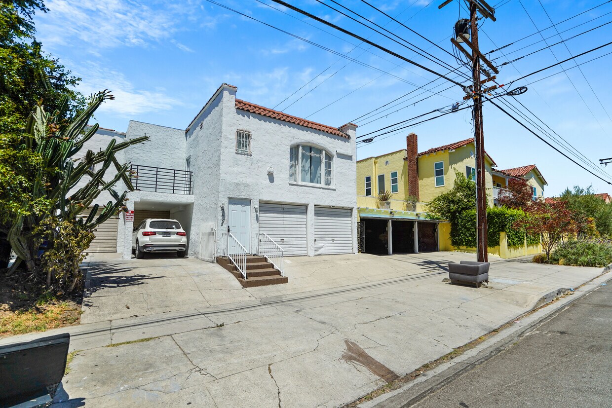 Primary Photo - 7465 Oakwood Ave