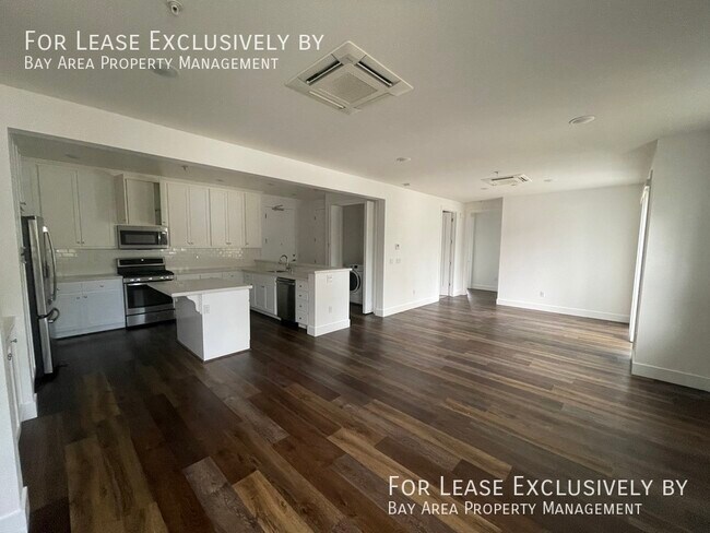 Building Photo - Modern 2 BR/2 BA Top-floor Unit, blocks fr...