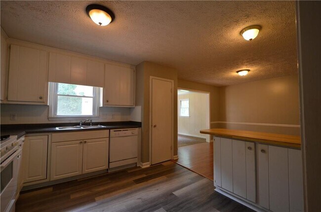 Building Photo - 1156 Justice Dr