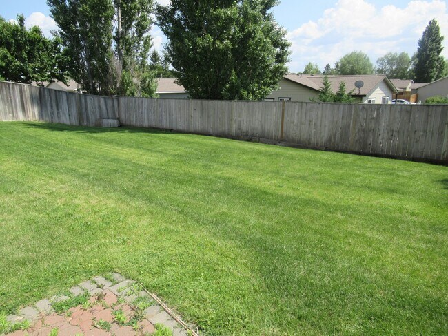 Foto del edificio - Spacious 3 Bedroom with Office - Fenced Lawn with Lawn Care Provided!