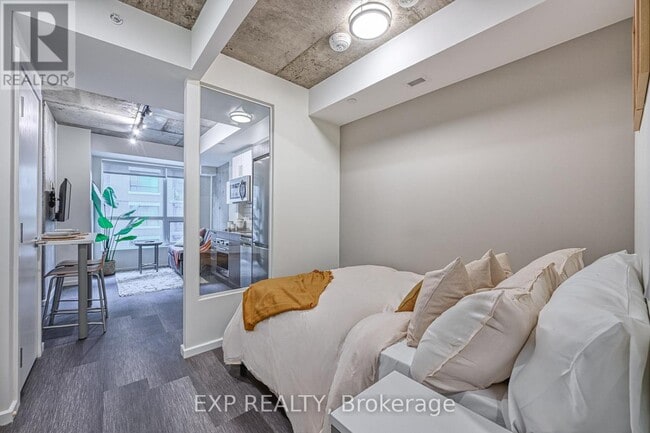 Building Photo - 211-211 Besserer St