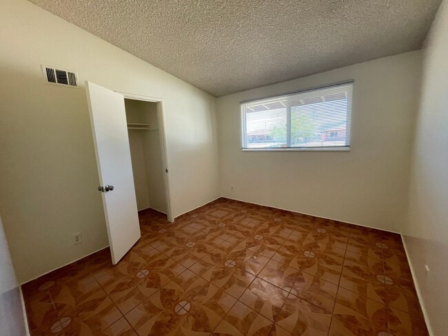 Foto del edificio - Apple Valley, 3 Bedroom, 2 Bathrooms, 1/2 acre property, Fully fenced