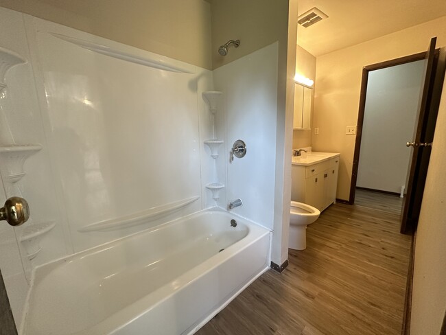 Foto del edificio - 2243 Forest View Rd