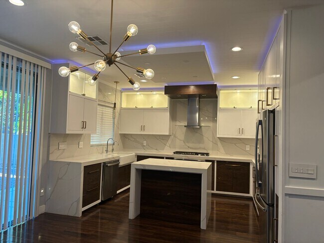 Foto del edificio - Stunningly Remodeled 6 bedrooms no back neighbor