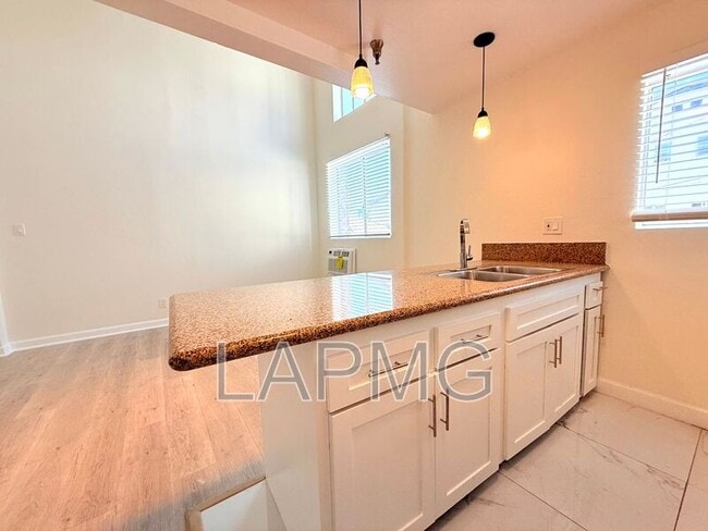 Building Photo - 432 N Kingsley Dr