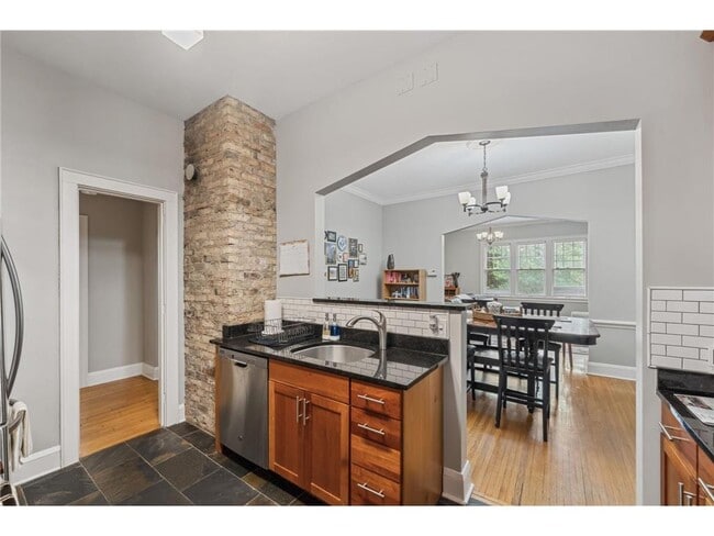 Building Photo - 813 Kenwood Pkwy