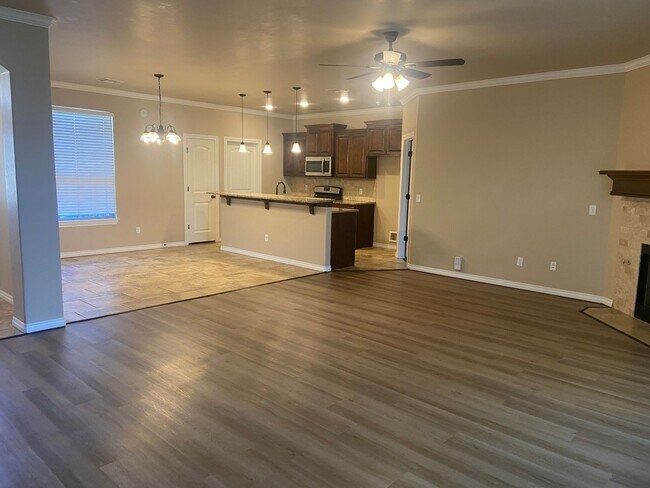 Foto del edificio - 4 Bed, 2 Bath with Neighborhood Pool and D...