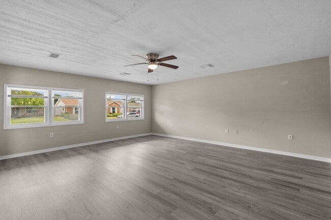 Building Photo - Great 3 Bedroom close to the Beach!