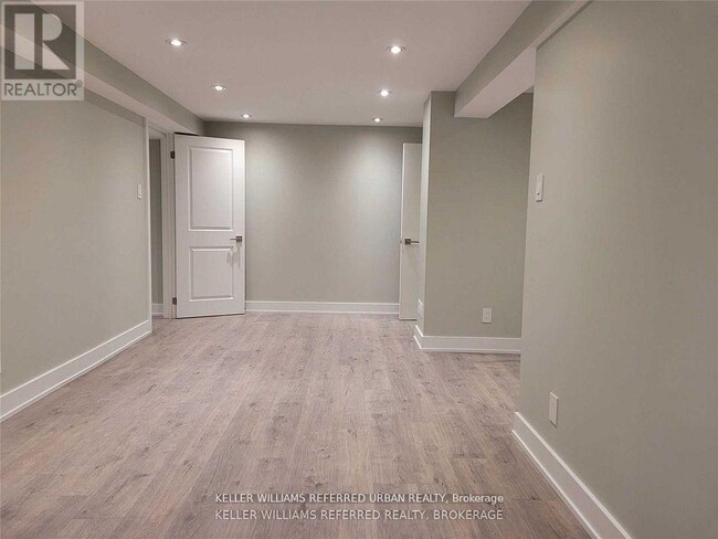 Building Photo - 920 Stonehaven Ave