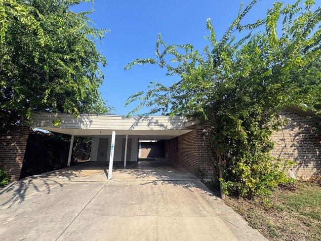 Building Photo - 2211 Wheeler Ave