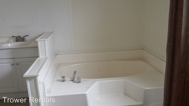 Building Photo - 1601 N Bridle Path