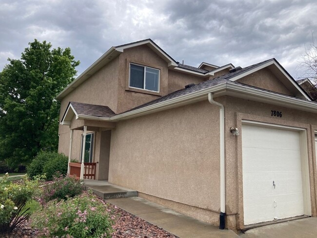 Building Photo - 2 Bedroom End Unit Townhome in D20!