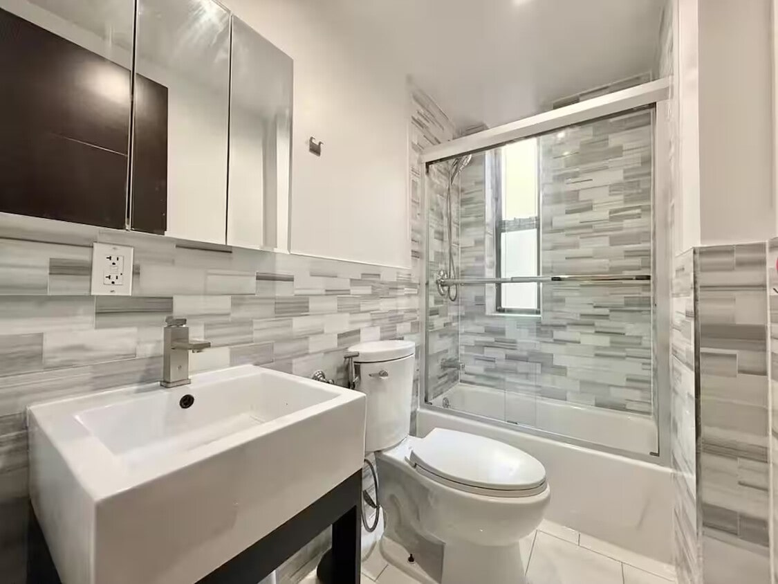 Building Photo - Nice room in a good neighborhood