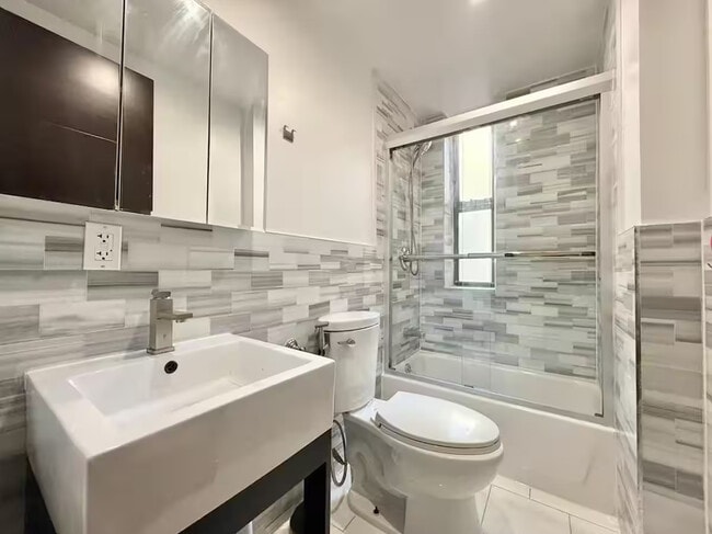 Building Photo - Nice room in a good neighborhood