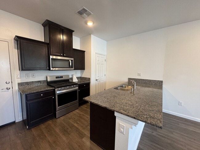 Building Photo - Newer 3 bedroom 2 1/2 bath home in South R...