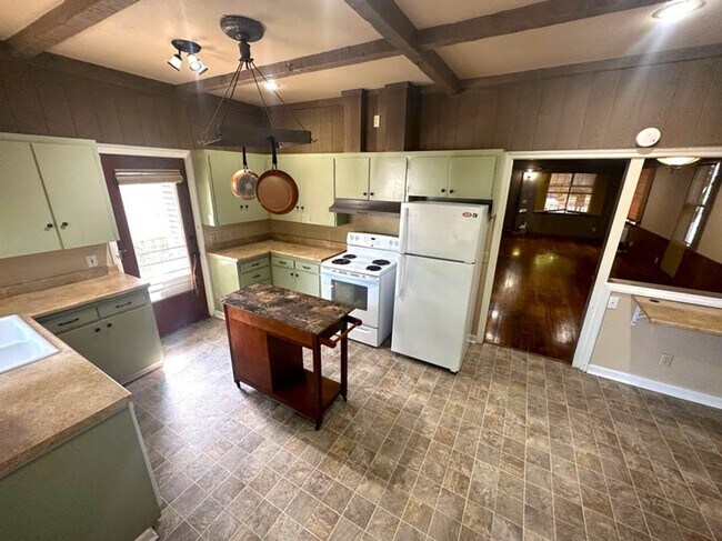 Building Photo - 3 bed 1 bath, Month to Month in the middle...