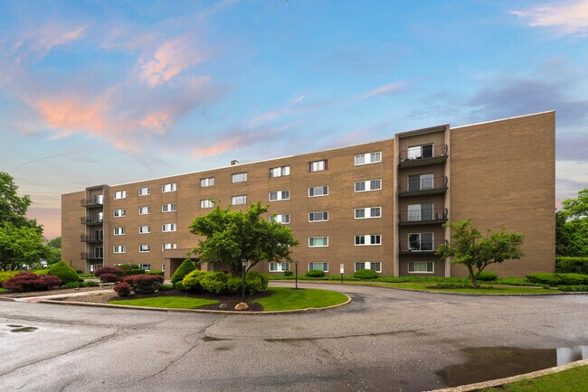 Edificio de condominios River Hill - 20333 Detroit Rd
