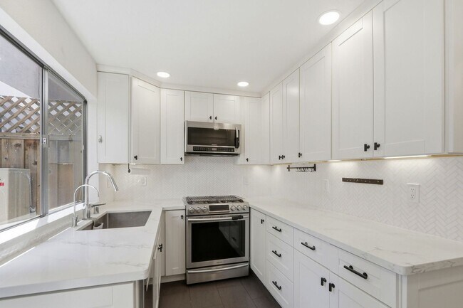 Foto del edificio - Beautifully Remodeled 3BD Townhome | Multi-Zone A/C | Private Patio