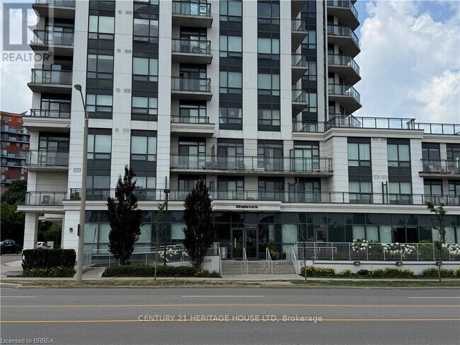 Photo du bâtiment - 840 Queens Plate Dr