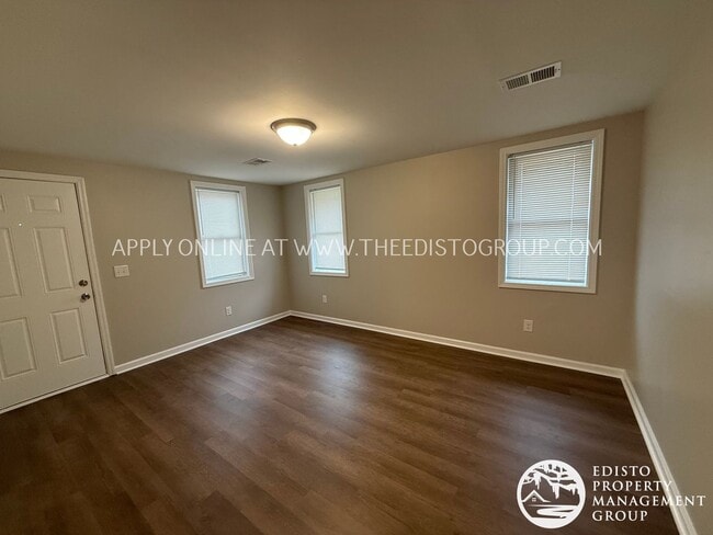 Foto del edificio - Freshly Renovated 3-Bedroom with Screened Porch