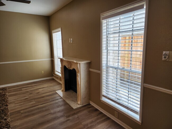 LIVING ARA - 4001 Tanglewilde St Apartment