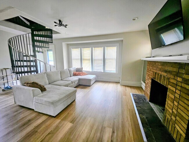 Foto del edificio - 3019 N Frederick Ave