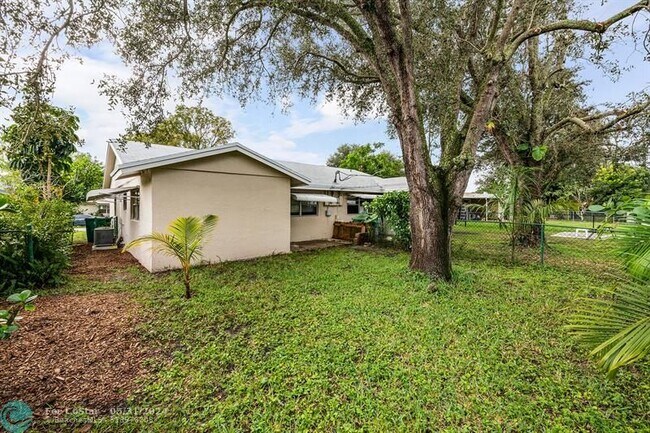Building Photo - 9423 SW 52nd Ct
