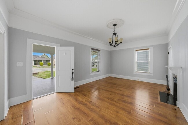 Building Photo - 401 E Oak Hill Ave