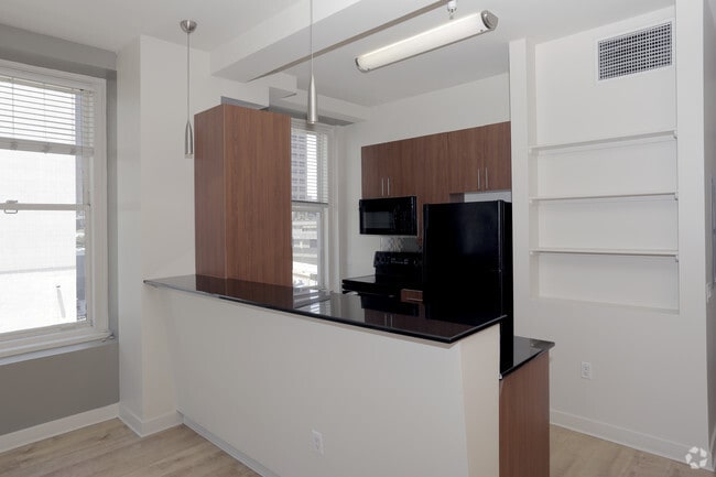 1BR, 1BA - 773 SF - Metro 417