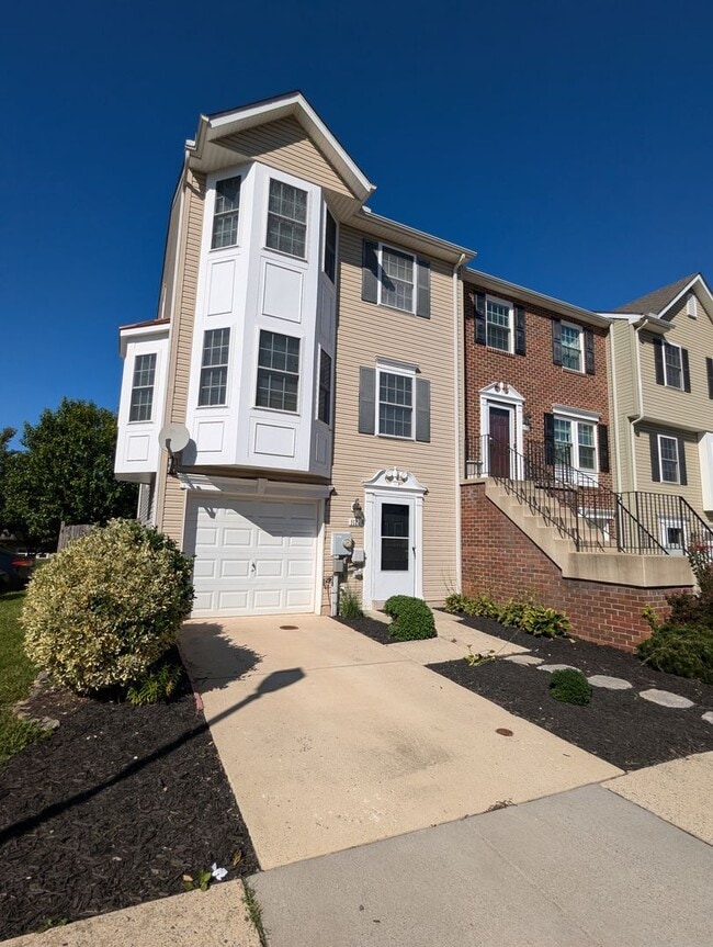 Building Photo - 3 Level End Unit townhouse available mid S...