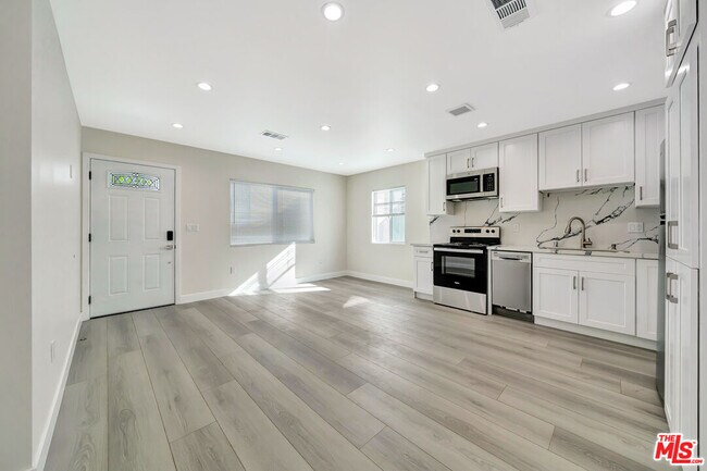 Building Photo - 10953 Whitegate Ave