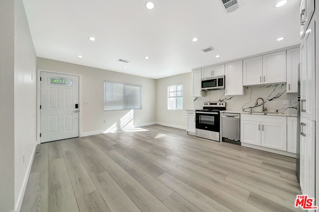 Foto del edificio - 10953 Whitegate Ave