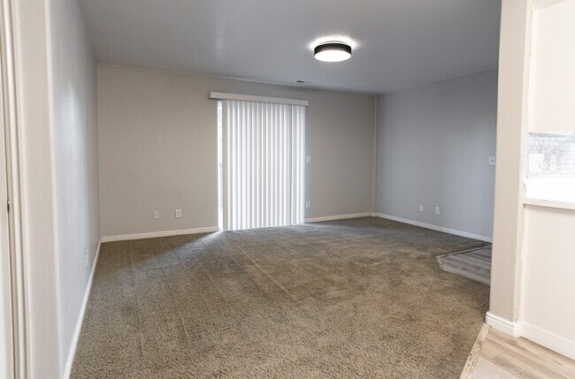 Foto del edificio - 8084 N Ridge Loop E