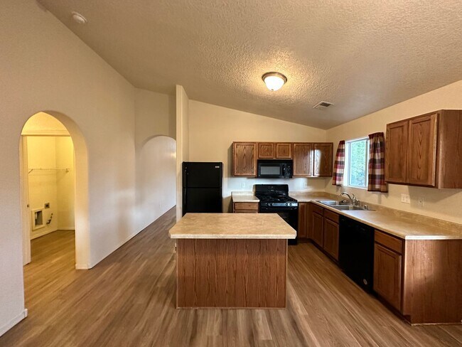 Foto del edificio - Spacious 4-bedroom, 2-bath home offering 1,800 sq. ft. of comfortable living space