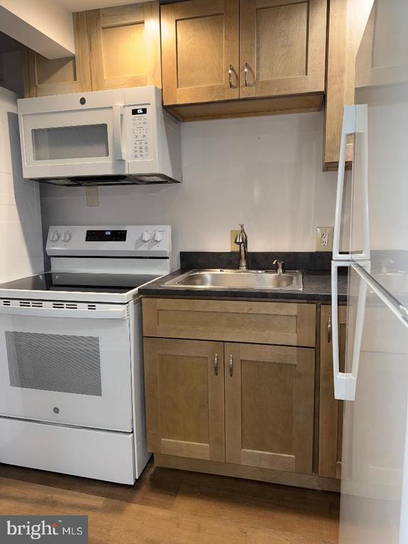 Building Photo - 6 N Main St