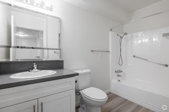 1 habitación, 1 baño - 550 pies cuadrados - Baño - Reflections at Wyandotte