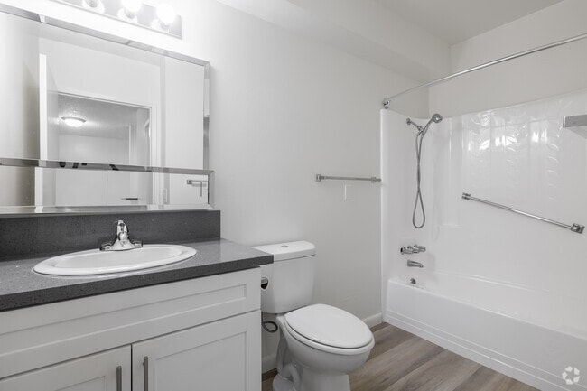 1BR, 1BA - 550SF - Bathroom - Reflections at Wyandotte