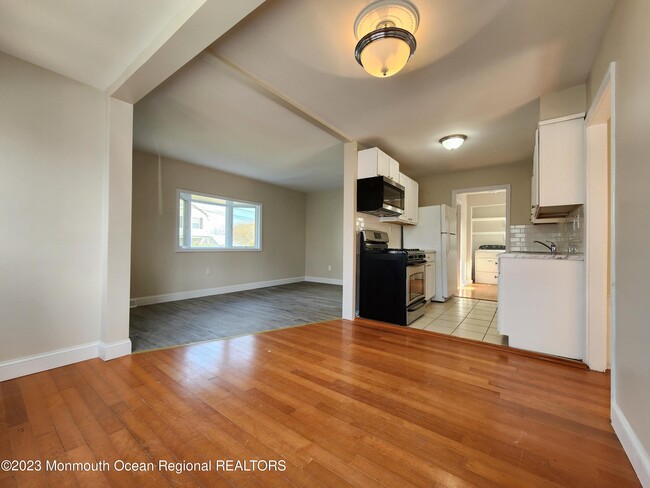 Building Photo - 993 Sunset Way