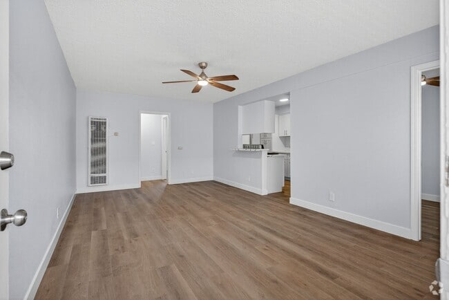 Building Photo - 811 Gardenia Ave