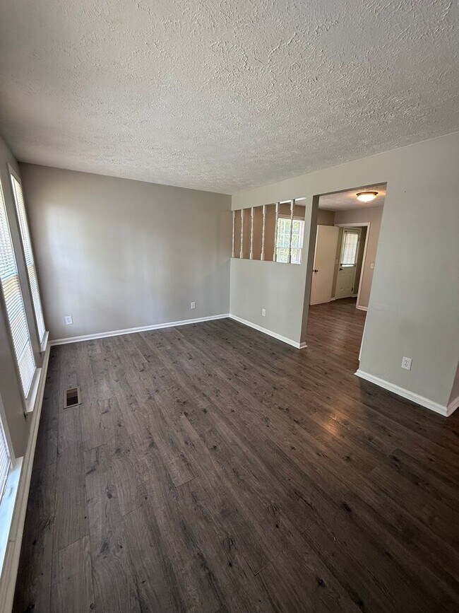 Building Photo - 2BR Brick Home in Dickson