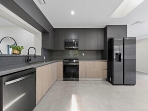 Building Photo - 252 E 36th St