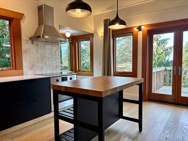 Building Photo - 4 Bedroom Home In Phinney Ridge, One Block From Woodland Park Zoo!