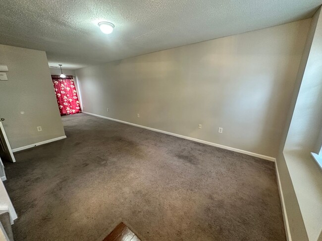 Foto del edificio - 2 Bedroom Townhome in Maplecrest Complex!!