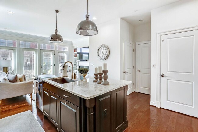Foto del edificio - Jaw Dropping 4BR (plus a den), 4.5BA End U...