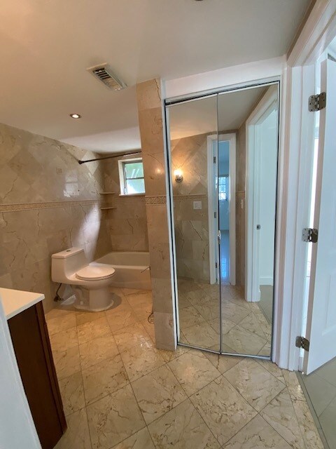 Baño principal con mármol - 7680 SW 82nd St