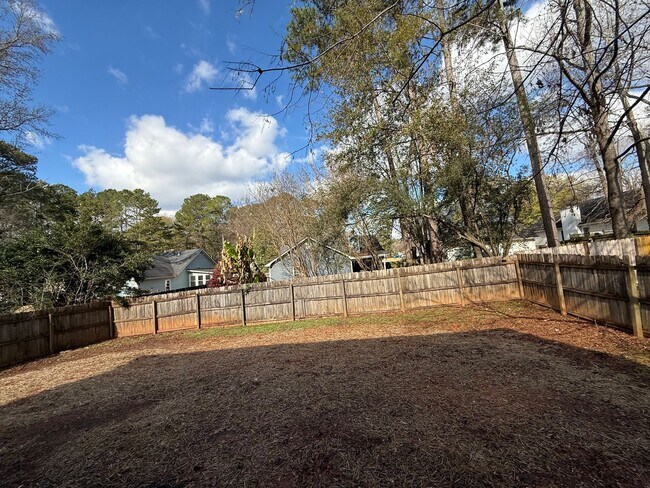 Building Photo - 3 Bedroom 2 Bath Newly Renovated East Side House
